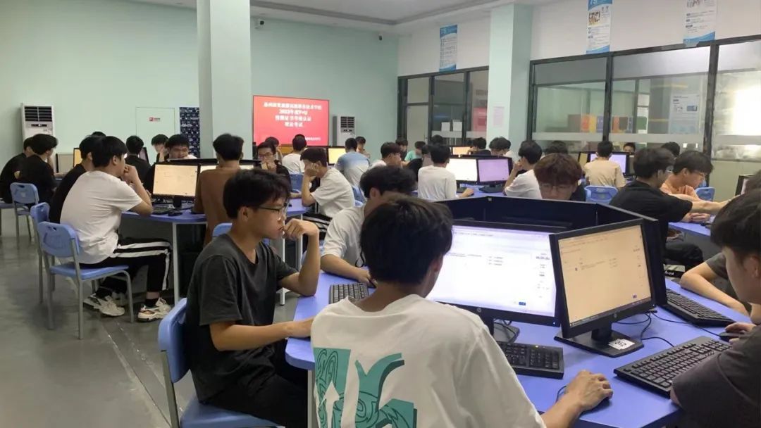 学生在计算机教室参加技能证书考试