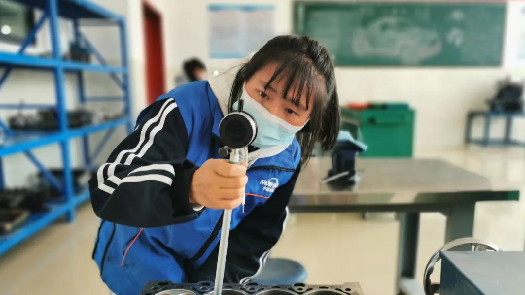 考生使用检测工具完成汽车部件实操
