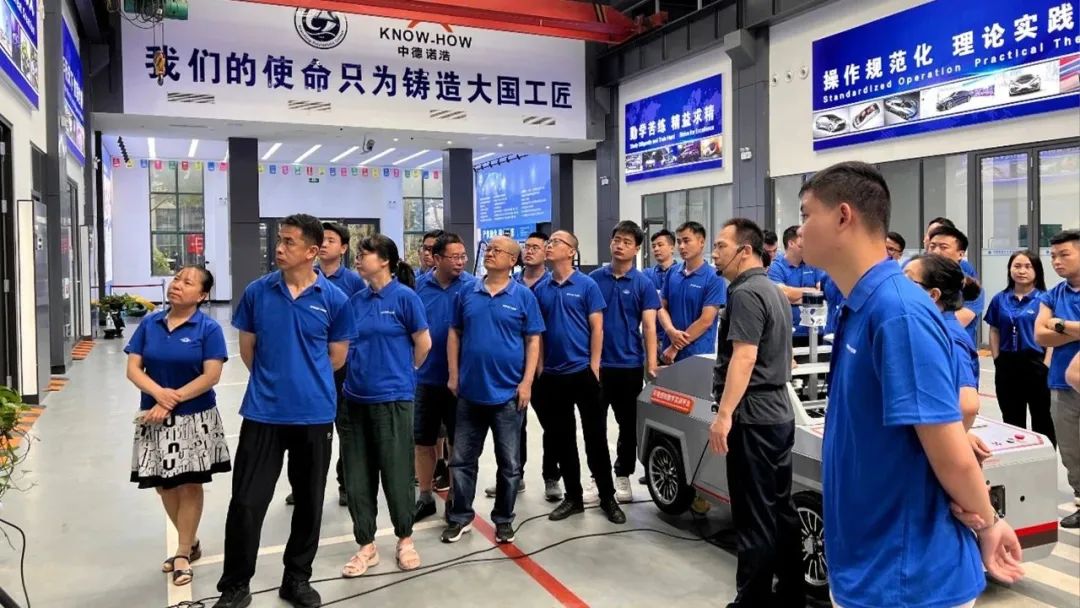 参训教师在汽车实训基地参观设备