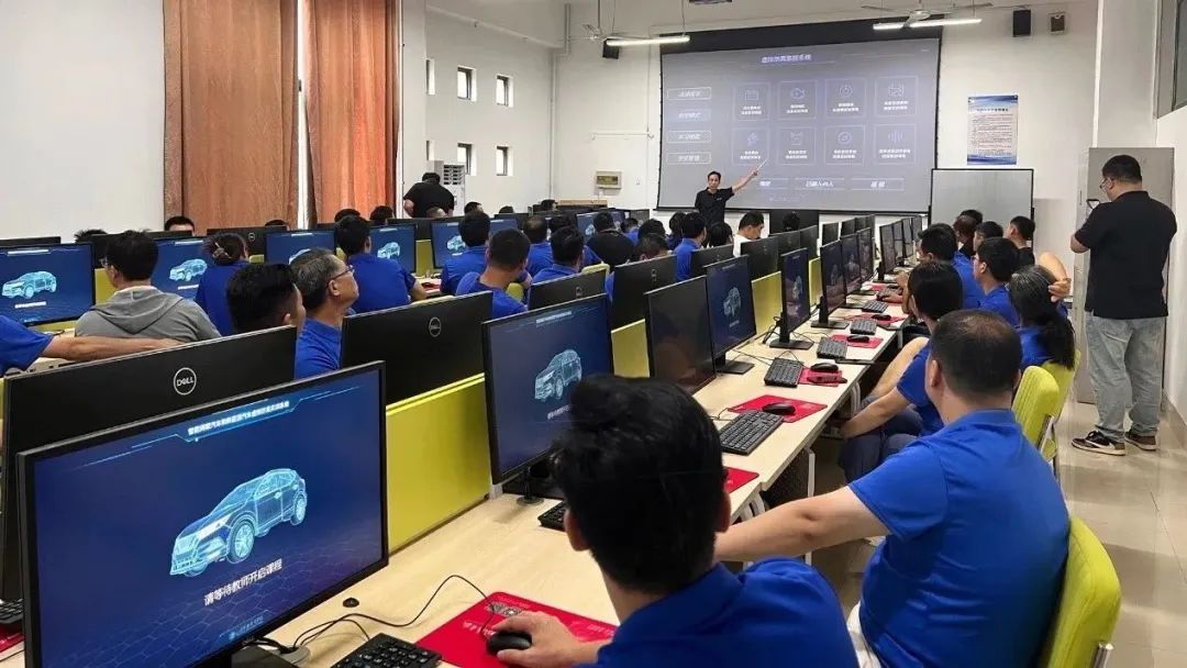 参训教师在计算机教室学习汽车数字课程