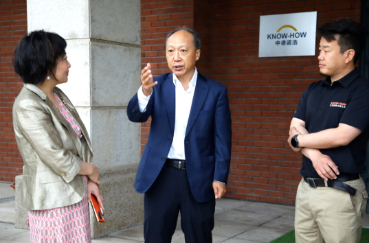 考察人员在中德诺浩标识前交流