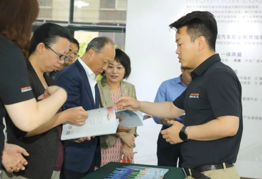 考察人员查看企业展示的教学资料
