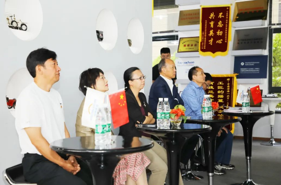 参访人员在教学展示空间听取介绍