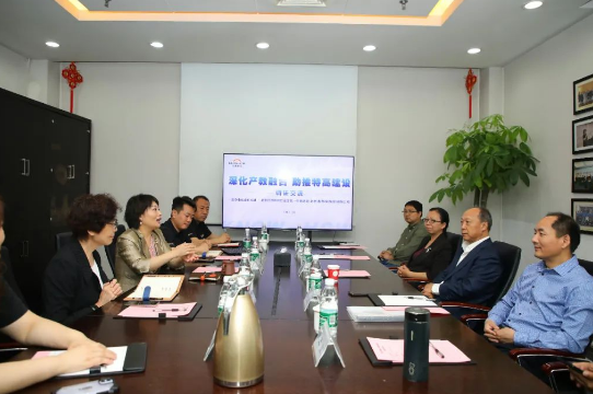 参访人员与企业人员在会议室座谈